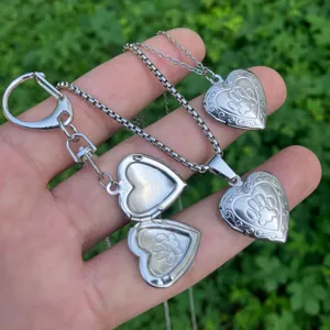 Silberne Herz Medaillon Halskette und Schlüsselanhänger Set mit Pfotenabdruck Design.