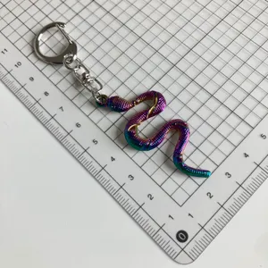 Detailansicht des Punk-Stil Regenbogen Metall Kobra Schlangen Schlüsselanhänger Anhänger Geschenke.