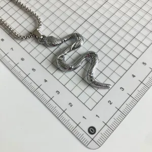 Punk Metall Schlangenanhänger Halskette für Herren, kreatives Tier Design Silberschmuck Detail.