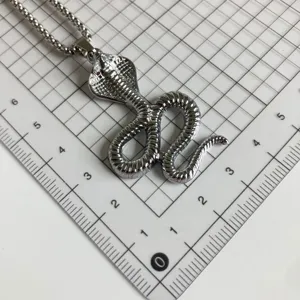 Punk silberne Kobra Schlange Metall Anhänger Halskette Zubehör für Herren kreatives Design Schmuck.