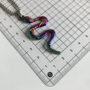 Bunter Schlangen Anhänger Halskette Punk Stil Metall Tier Schmuck für Herren Accessoire Alltag