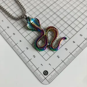 Regenbogen beschichtet Kobra Schlange Anhänger Halskette, Metall Punk Stil Tierschmuck.