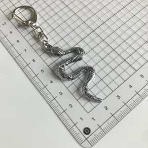 Metall Schluesselanhaenger Detailansicht, silberfarbener Punk Tieranhaenger fuer Herren und Tasche.