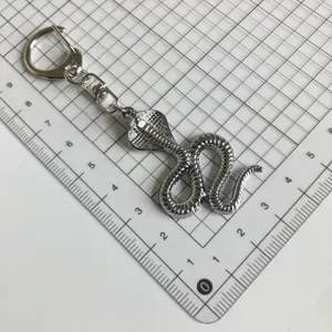 Silbernes Metall Kobra Schlange Schlüsselanhänger Anhänger Punk Stil kreatives Schmuck