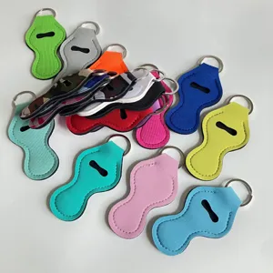 Porte baume à lèvres en néoprène coloré avec anneaux de clés dans diverses teintes vives.