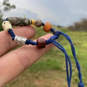 Pulsera trenzada tibetana hecha a mano con cuentas múltiples, detalle de diseño étnico.