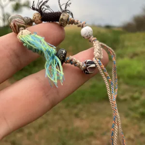 Pulsera trenzada de estilo tibetano hecha a mano con cuentas coloridas y borlas.