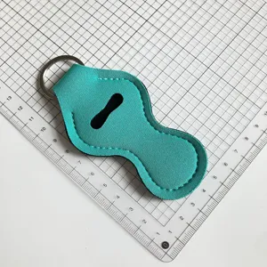 Porte-clés étui à rouge à lèvres néoprène turquoise vue de détail avec anneau métal.