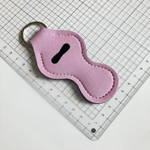 Gros plan détaillé du porte-rouge à lèvres en néoprène rose avec anneau et coutures nettes.