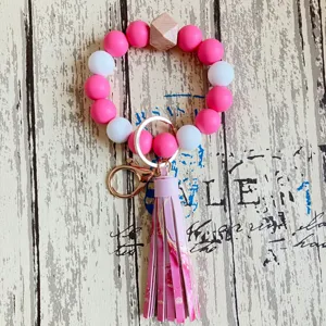 Nahaufnahme Detail des bunten Silikonperlen Schlüsselanhänger Armbands mit Holzperle.