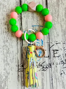 Silikon Perlen Armband Schlüsselanhänger Nahaufnahme mit grünen Perlen und Frucht Quaste.