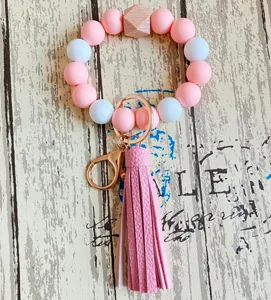 Silikon Perlen Armband Schlüsselanhänger mit rosa PU Leder Quaste und rosévergoldeter Hardware.