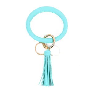 Gedetailleerd weergave van de turquoise PU lederen armband sleutelhanger met stijlvolle kwast.