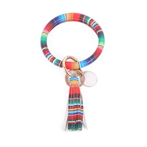 Kleurrijke gestreepte PU leer armband sleutelhanger met kwastje en ronde hanger, stijlvol.