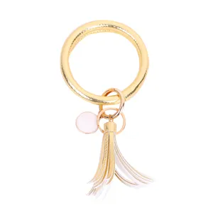 Gouden PU lederen armband sleutelhanger met kwast detail close-up van hoogwaardig beslag.