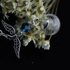 Pusteblume Glaskugel Schlüsselanhänger mit Engelsflügeln und blauem Kristall, süßes Geschenk.