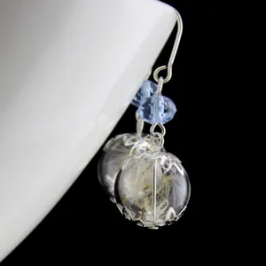 Orecchini a sfera in vetro con tarassaco fatto a mano e perline blu stile bosco.