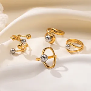 Detailansicht einzigartiger edelstahl zweifarbiger geometrischer offener Ringe im Design.