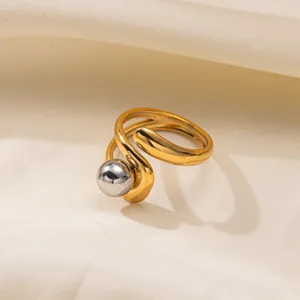 Elegantes zweifarbigenes Edelstahl-Offenring mit schickem geometrischem Wellendesign und Kugel.