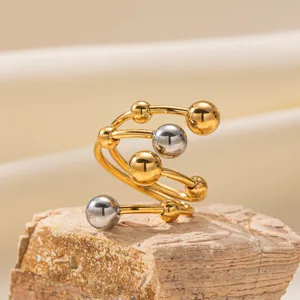 Detailaufnahme des edlen Edelstahl Zweifarbigen geometrischen offenen Rings mit Kugeln.