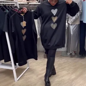 Vestido sudadera negro casual de manga larga y cuello redondo con estampado de corazones