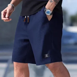 Short decontracté homme en maille gaufrée avec cordon élastique et coupe ample pour été.