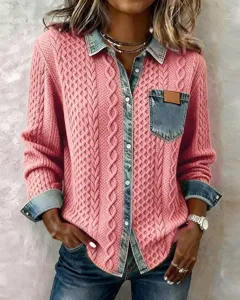 Vue detaillee du col et de la poche de la chemise en maille torsadee rose et denim.