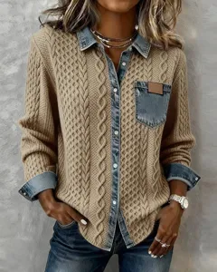 Détail rapproché de la veste chemise en jean et tricot torsadé pour femme style mode.