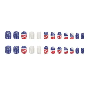 Primo piano dettagliato di unghie finte con design patriottico lucido e finitura glitterata.
