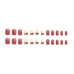 Set di unghie finte medie, design rosa nudo chic con cuori per l'uso quotidiano e la moda.