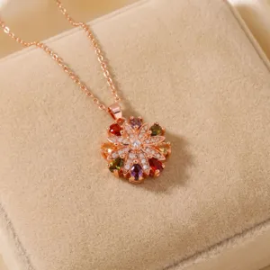 Primo piano dettagliato della collana con ciondolo a fiore in zircone colorato e luminoso.