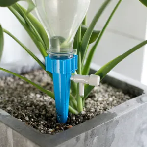 Picchetto per irrigazione automatica delle piante con valvola regolabile per vasi.