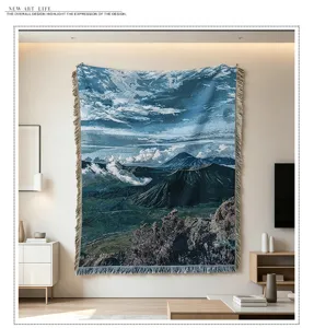 Arazzo da parete tessuto con paesaggio montano per decorazione di soggiorno accogliente.