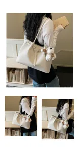 Vista detallada del bolso tote beige minimalista con gran capacidad y diseño de hebilla.