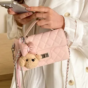 Elegante borsa a tracolla trapuntata rosa con catena, fiocco e ciondolo con cagnolino.