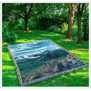 Coperta da divano tessuta con motivo paesaggistico panoramico e frange per decorazione.