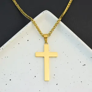 Primo piano della collana con ciondolo a croce dorata, design liscio, dettagli catena.