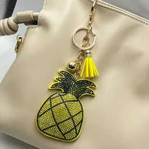 Strass Ananas Schlüsselanhänger Detail, glänzender Taschenanhänger mit gelber Quaste.