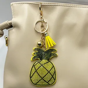 Detailaufnahme des Strass-Ananas-Schlüsselanhängers, glitzernde Kristalle mit gelber Quaste.