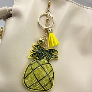 Detailansicht des glitzernden Strass Ananas Schlüsselanhängers als elegante Tasche Anhänger.