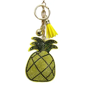 Modischer Strass Ananas Schlüsselanhänger mit gelber Quaste und goldenem Metallring für Taschen.