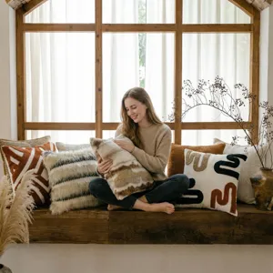 Gemütliches Kunstfell Kissen Detail, weicher Plüsch Kissenbezug für Sofa Wohnzimmer Deko.