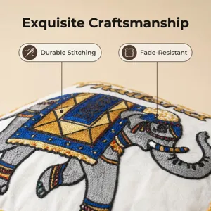 Gros plan de la broderie d'éléphant thaïlandaise exquise sur la housse de coussin en coton.