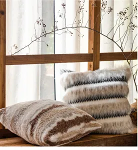 Weiches Plüsch Kissen Detail, gemütliches Fell Zierkissen für Sofa, warme Wohndeko Heim Szene.