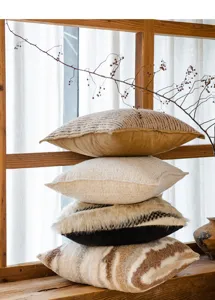 Detailansicht von Luxus Strick und Pluesch Kissen Stapel, warme Herbst Sofa Dekokissen.