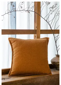 Gemütliches karamelbraunes Plüschkissen Detail, weicher Teddyfleece Kissenbezug für das Sofa.