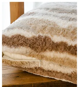 Gemütliches Plüschkissen Detail mit weicher Teddy-Stoff Textur und verdecktem Reißverschluss.