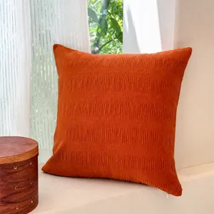 Modern minimalistisch geplooid fluwelen kussen voor bank en interieurdecoratie, roestoranje.
