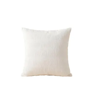 Modern minimalistisch wit gekreukt fluwelen sierkussen en comfortabel bankkussen thuis.