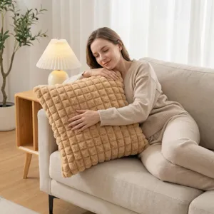 Gemütliches Waffeltextur Plüschkissen Detailansicht, weiches braunes Kissen fürs Wohnzimmer.